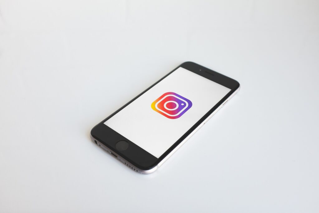 スマートフォンとinstagramアイコンの写真