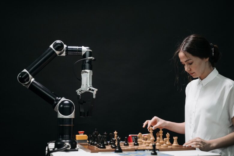 AIと女性がチェスをしている様子