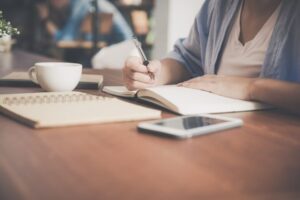 女性が資格の勉強をしている写真